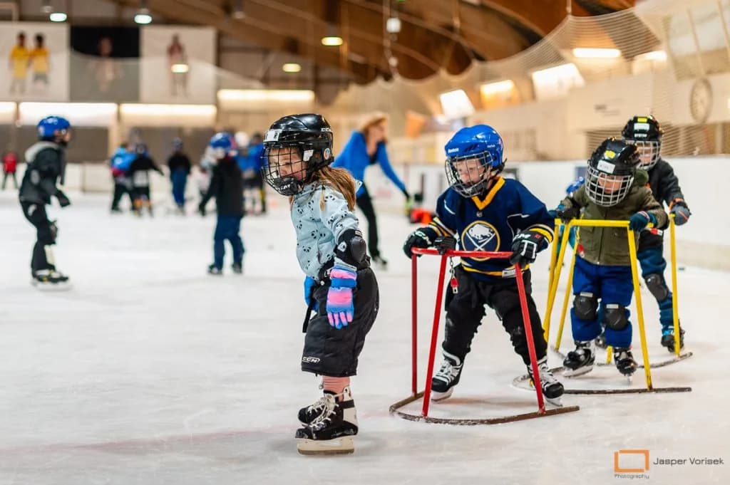 Jonge spelers van de ijshockeyschool op het ijs